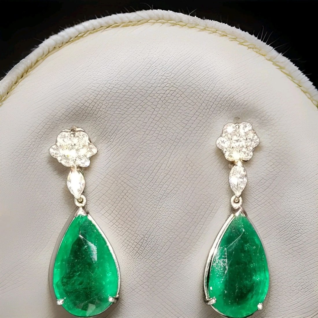 18K White Gold Natural Pear-Shaped Emerald & Diamond Earrings – 26.44ct Total: 18K WHITE GOLD NATURAL EMERALD EARRINGS 25.14CT PEAR SHAPE Gorgeous 18k white gold pear shape emerald earrings Set two natural pear shape emerald total weight 25.14ct size 21x12.2mm clean, nice cut,li