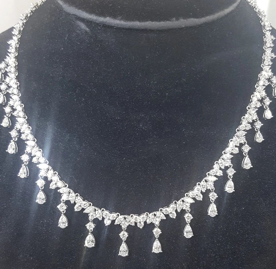 Stunning 18k white Gold diamond Necklace 15.85ct VS1-G: STUNNING 18K WHITE GOLD DIAMOND NECKLACE 15.85CT VS1-G Gorgeous Natural Diamond necklace total weight 15.85 carat . Gorgeous Necklace ,G- color VS1 Quality diamond, very lively ,bright white diamonds,