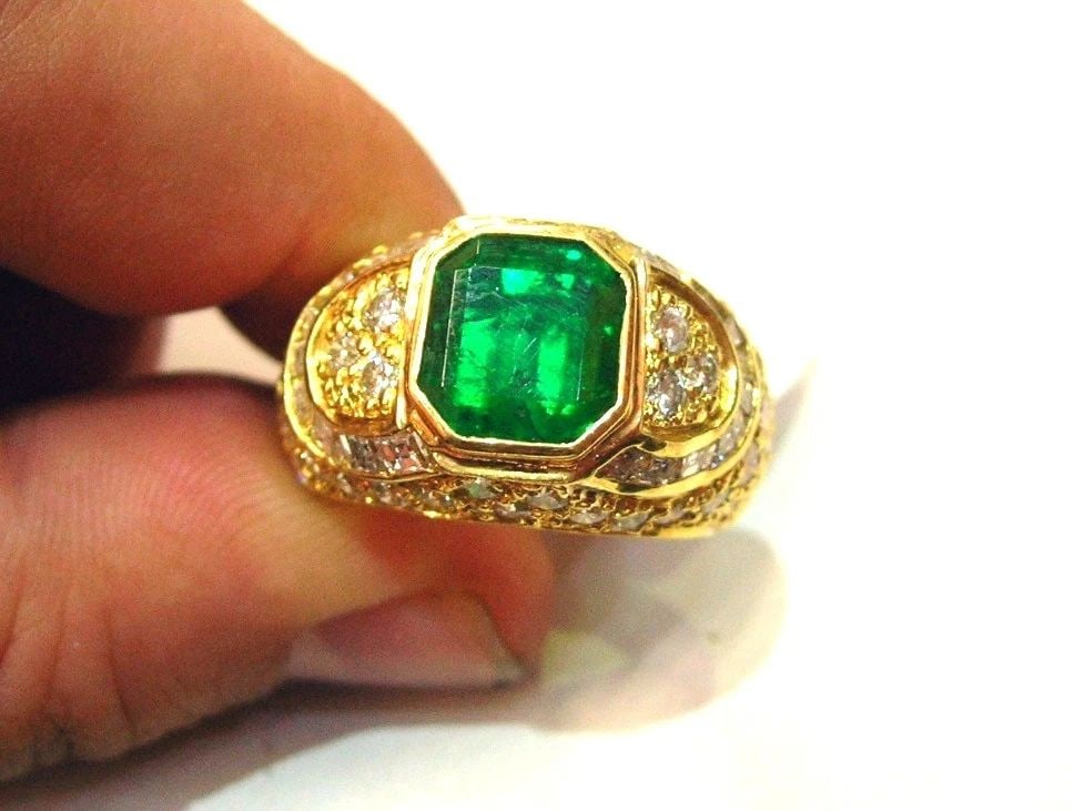 Vintage 18K Yellow Gold Ring 5.38CT. Natural Green Colombia Emerald GIA cert: VINTAGE 18K YELLOW GOLD RING 5.38CT. NATURAL GREEN COLOMBIA EMERALD GIA CERT This vintage ring is a unique and exquisite piece of fine jewelry. Crafted in 18K yellow gold, it features a natural 5.38CT