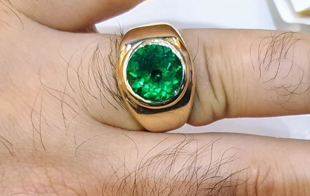 Gorgeous 14k yellow gold mens ring natural green colombian emerald 4.32ct.: GORGEOUS 14K YELLOW GOLD MENS RING NATURAL GREEN COLOMBIAN EMERALD 4.32CT. Gorgeous 14k yellow gold Gents ring natural green Colombia emerald center weight 4.32ct. Size 10.8mm This gem faces up very n