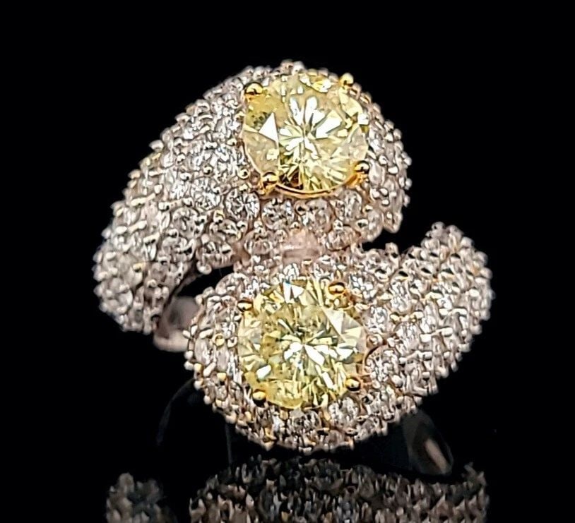 Vintage 18k white yellow gold ring 2.79ct. natural yellow round Diamond GIA CERT: VINTAGE 18K WHITE YELLOW GOLD RING 2.79CT. NATURAL YELLOW ROUND DIAMOND GIA CERT Gorgeous vintage 18k white yellow gold ring. natural Round Yellow Diamond. center set two natural Round cut light yello