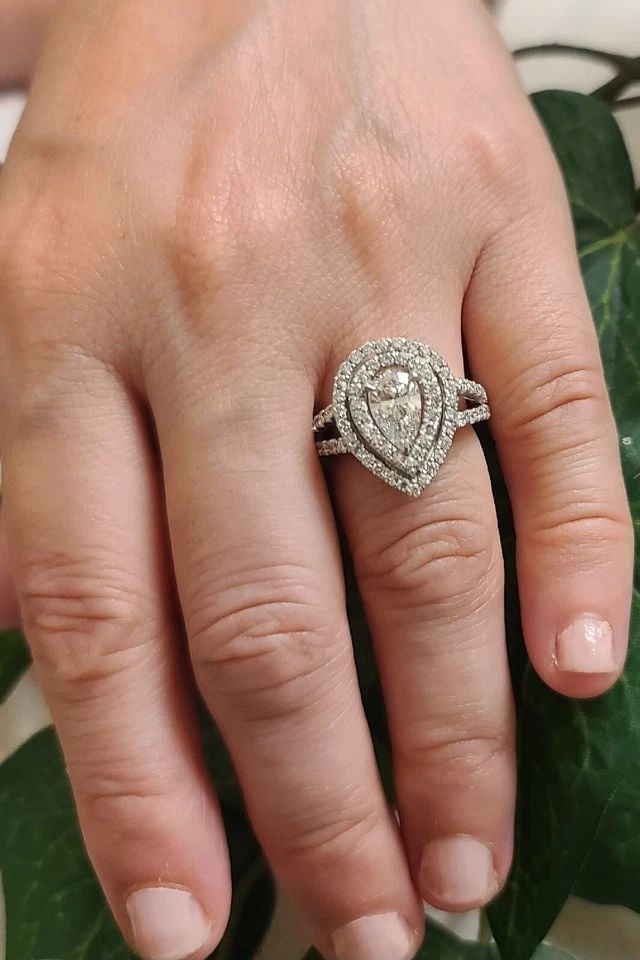 14k White Gold Natural Pear Shape Diamond Engagement Ring 3.80ct I-VS1: 14K WHITE GOLD NATURAL PEAR SHAPE DIAMOND RING 3.80CT I-VS1 GORGEOUS 14k WHITE GOLD engagement ring center natural pear shape diamond center weight 1.65ct.size 10.7x6.5mm I-VS1 VERY clean, side diamon