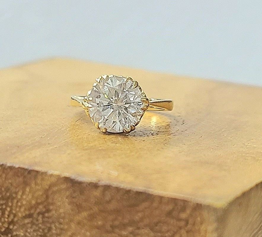 14k Yellow Gold Vintage Engagement Ring 2.82 Carat Natural Round Diamond: 14K YELLOW GOLD VINTAGE ENGAGEMENT RING 2.82 CARAT NATURAL ROUND DIAMOND Crafted in solid 14K yellow gold, this exceptional Art Deco engagement ring, circa 1930s, showcases timeless antique elegance. 