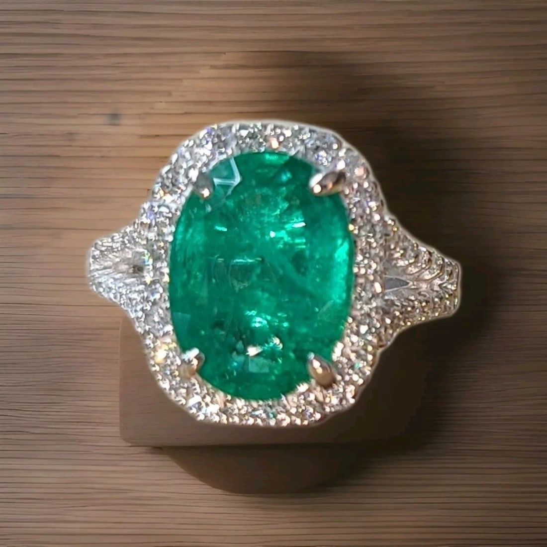 14k White Gold Engagement Ring 5.03ct Natural Green Emerald Oval Shape: This beautiful 14k white gold ring features a stunning 5.03ct natural green emerald in an oval shape. The gemstone is treated with oil and has a clarity grade eye clean, making it a high-quality piece