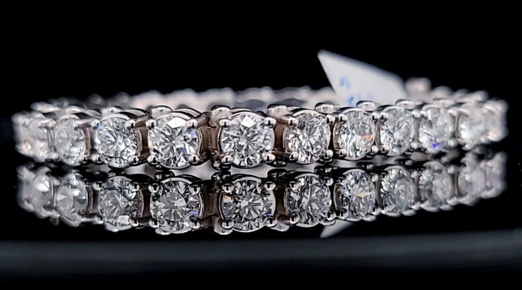 14k White Gold 20.26ct. Lab Grown Round Diamonds Tennis Bracelet: 14K WHITE GOLD 20.26CT. LAB GROWN ROUND DIAMONDS TENNIS BRACELET This stunning 14k white gold tennis bracelet features a total of 27 lab-grown round diamonds, with a total carat weight of 20.26. The d