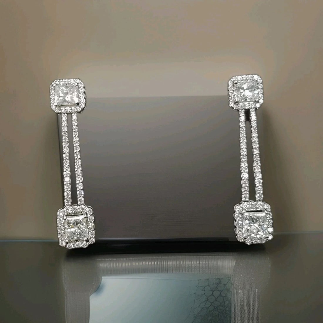 14K White Gold Natural Clarity-Enhanced Diamond Earrings – 5.10ct TW: 14K WHITE GOLD DIAMONDS EARRINGS 5.10CT SI1-H Gorgeous 14K white gold EARNINGS NATURAL clarity enhanced DIAMONDS 5.10 carat total weight diamond SI1-H QUALITY IS VERY NICE CUT VERY LIVELY.CLEAN ,BRILL