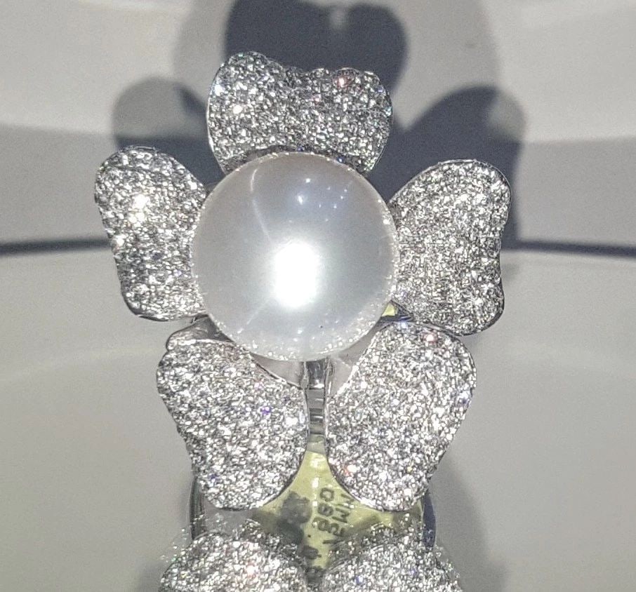 18K WHITE GOLD FLOWER DIAMOND PEARL RING 4.16CT: 18K WHITE GOLD FLOWER DIAMOND PEARL RING 4.16CT Gorgeous 18k White gold flower diamond pearl ring center natural south sea pearl size 14mm round shape. side set diamonds 4.16ct tw. SI1-H Quality clean