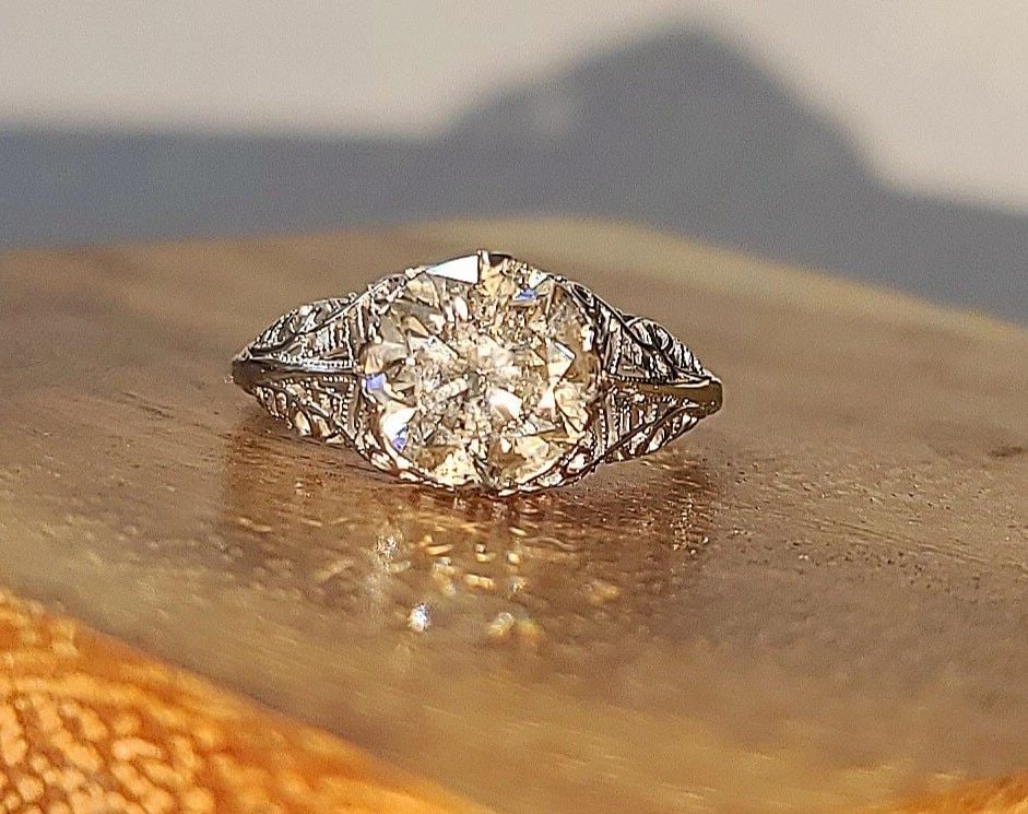Vintage 18k White Gold Engagement Ring 2.75ct Natural Light Champagne Diamond: VINTAGE 18K WHITE GOLD ENGAGEMENT RING 2.75CT NATURAL LIGHT CHAMPAGNE DIAMOND This Vintage 18k White Gold Engagement Ring features a 2.75ct Natural Light Champagne Diamond, making it a stunning choice