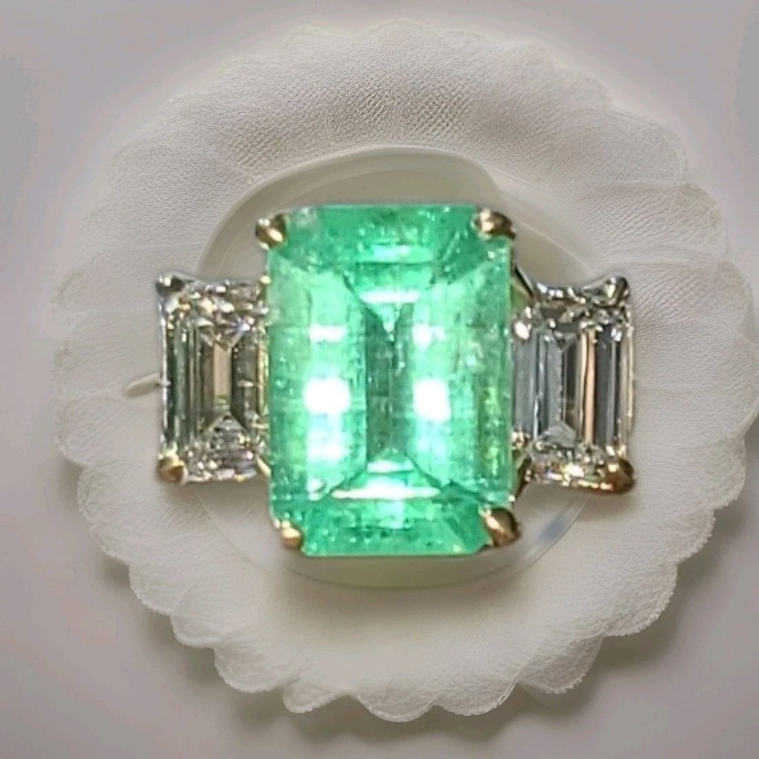 Vintage 14k Yellow Gold Engagement Ring3.02ct.Natural Colombian Emerald GIA Cert: VINTAGE 14K YELLOW GOLD ENGAGEMENT RING3.02CT.NATURAL COLOMBIAN EMERALD GIA CERT Gorgeous Vintage 14K Yellow Gold Natural Colombian Emerald Engagement Ring This stunning vintage 14K yellow gold engage