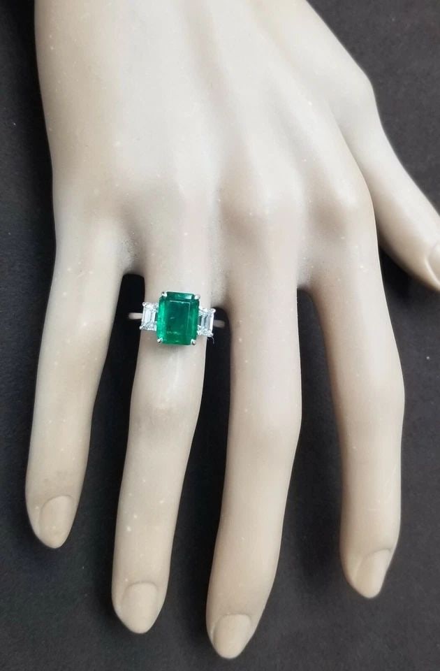 Vintage 14k White Gold Engagement Ring 2.91CT. Natural Green Emerald: VINTAGE 14K WHITE GOLD ENGAGEMENT RING 2.91CT. NATURAL GREEN EMERALD GORGEOUS Vintage 14K WHITE GOLD gem natural emerald in emerald shape. center natural emerald weight 2.91ct. size 9x7.4mm very nice 