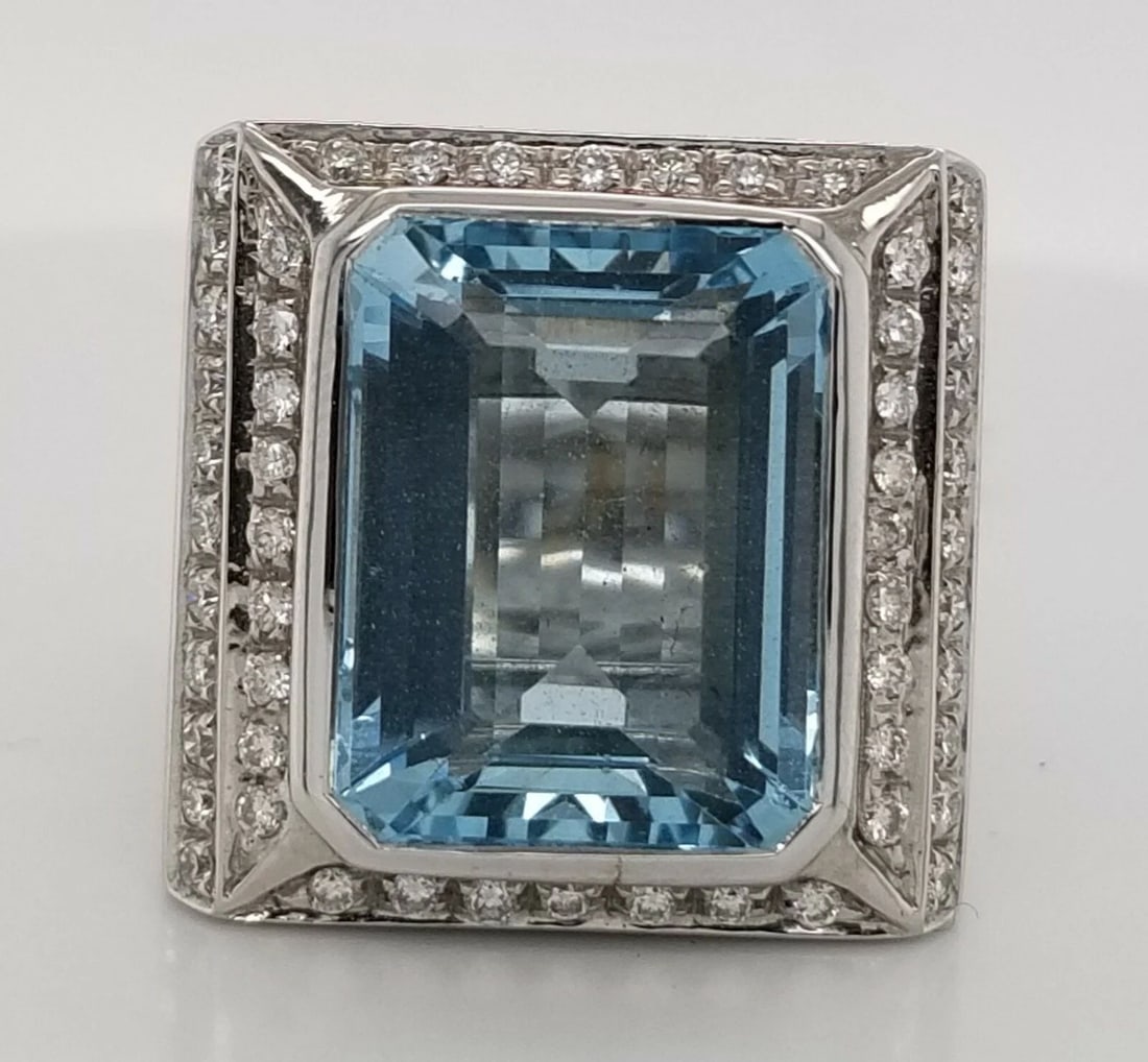 18K WHITE GOLD RING 14.75CT. NATURAL AQUAMARINE IN EMERALD SHAPE: 18K WHITE GOLD RING 14.75CT. NATURAL AQUAMARINE IN EMERALD SHAPE GORGEOUS ITALIAN DESIGN 18K WHITE GOLD AQUAMARINE RING CENTER NATURAL BLUE AQUAMARINE IN EMERALD SHAPE WEIGHT 14.75 CARAT SIZE 16.5mmx1