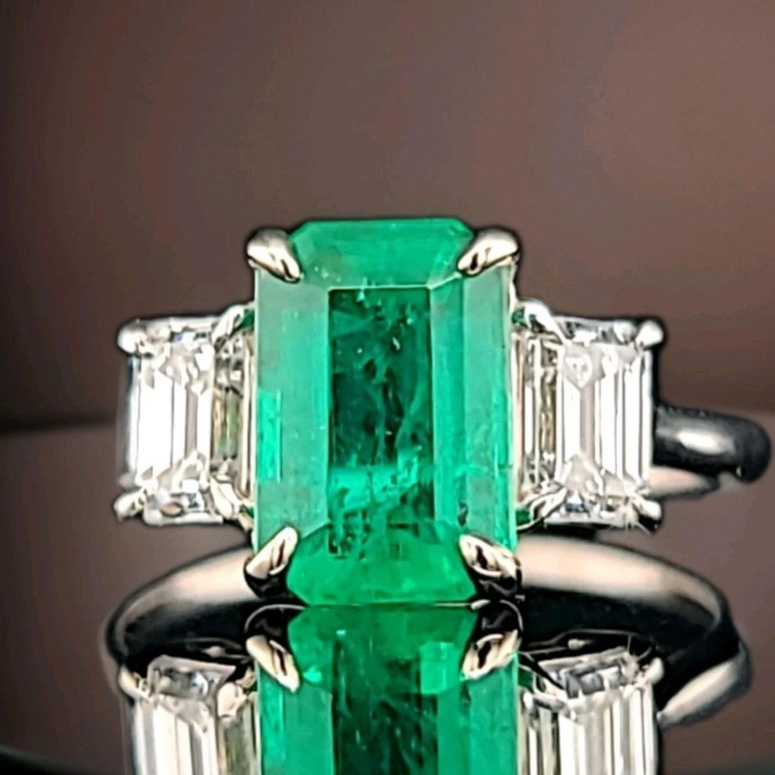 14K White Gold Natural Colombian Emerald Diamond Engagement Ring 2.38ct: 14K WHITE GOLD ENGAGEMENT RING 2.38CT.NATURAL GREEN COLOMBIA EMERALD GORGEOUS 14K WHITE GOLD engagement ring gem natural emerald in rectangular shape. center natural colombia emerald weight 2.38ct. si