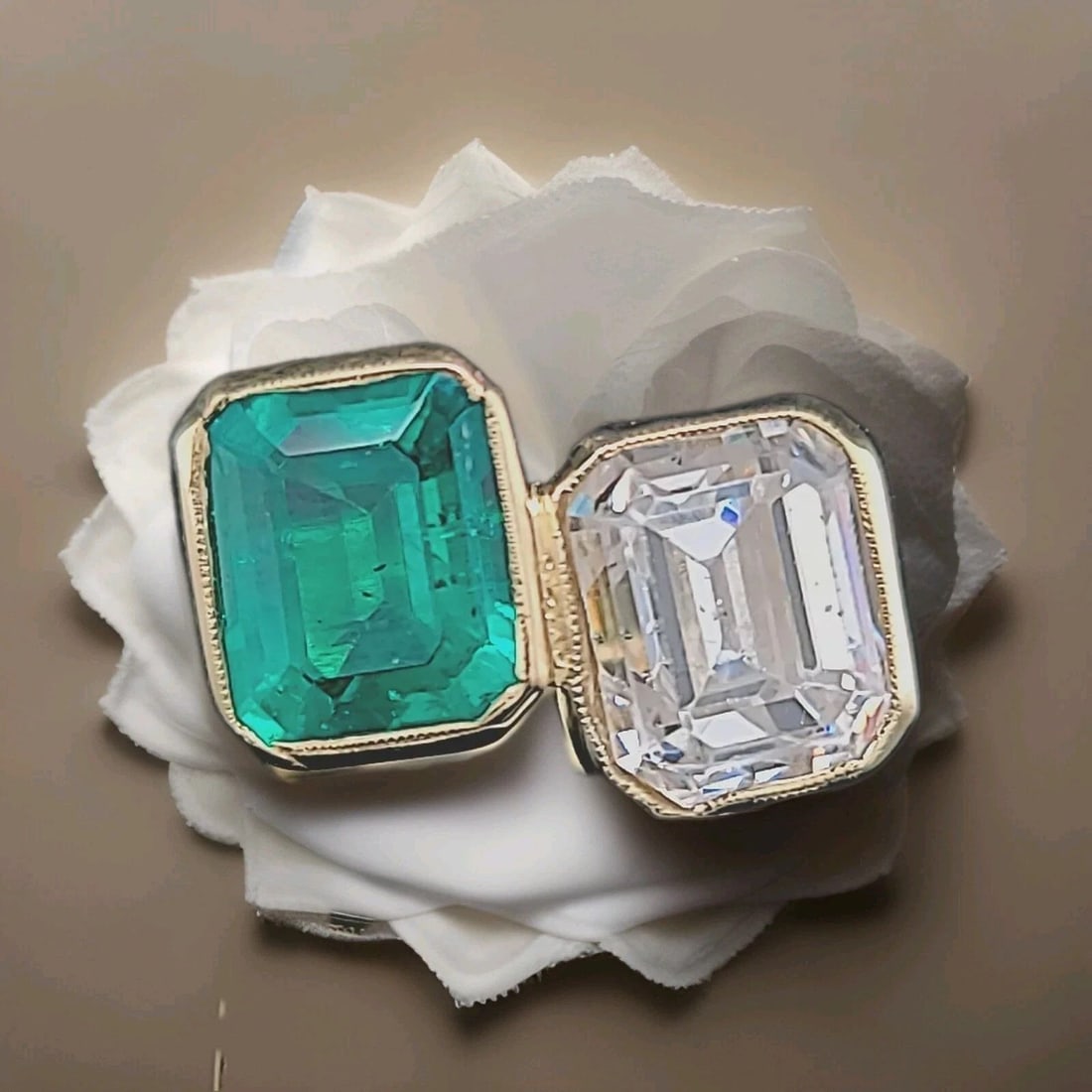 Vintage 18k Yellow Gold Engagement Bezel ring 6.75CT. Lab Grown Green Emerald: VINTAGE 18K YELLOW GOLD ENGAGEMENT RING 6.75CT. GREEN GEM EMERALD EMERALD CUT GORGEOUS 18k yellow gold Vintage Engagement ring green Colombia lab grown Emerald ring. Set one center emerald shape green