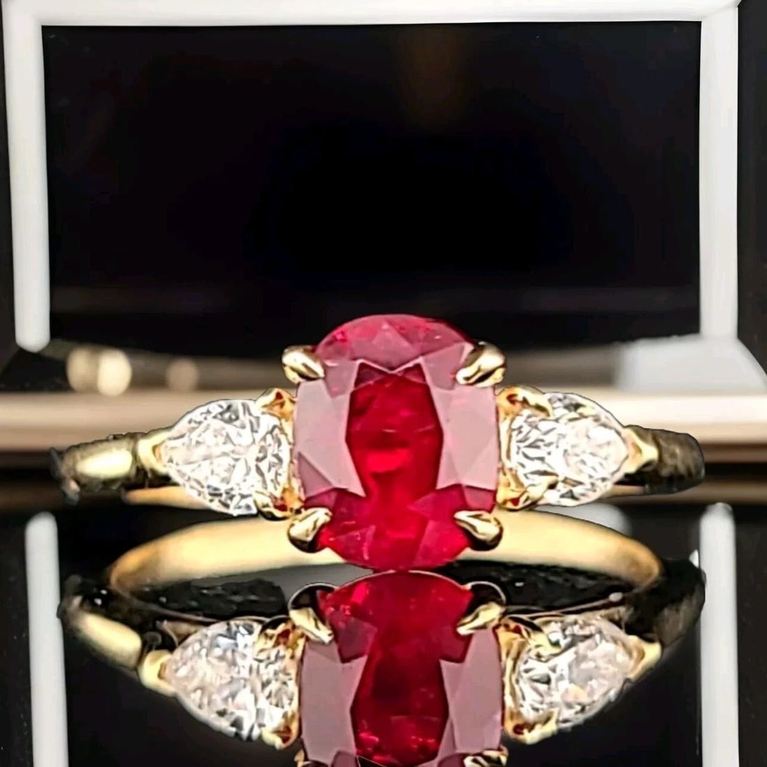 Vintage 14k yellow gold engagement ring 2.07ct.Natural untreated ruby oval cut: VINTAGE 14K YELLOW GOLD ENGAGEMENT RING 2.07CT.NATURAL UNTREATED RUBY OVAL CUT This vintage 14k yellow gold engagement ring is the perfect choice for those looking for a timeless piece of jewelry. The