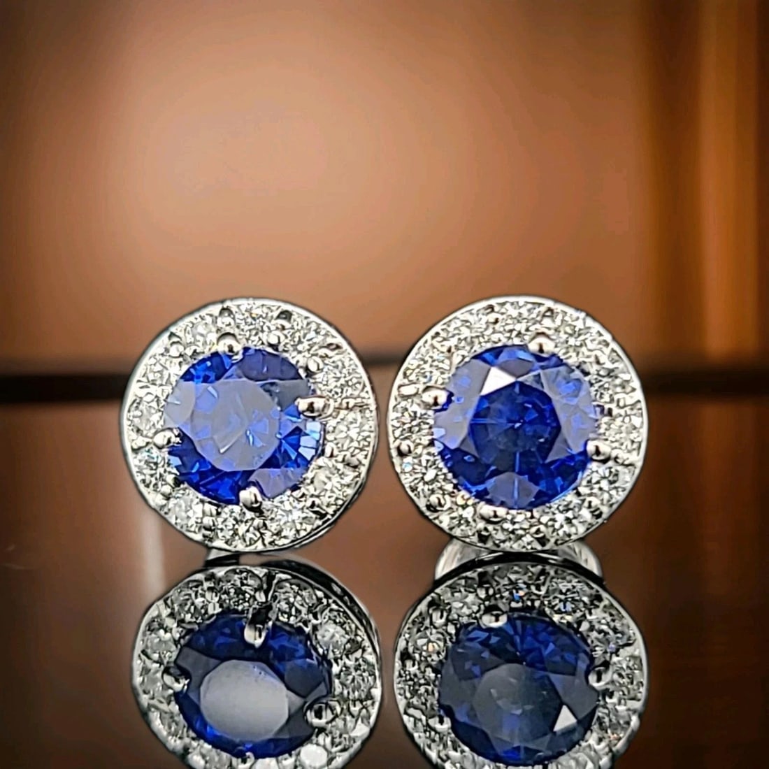 14k White Gold 4.02ct. Gem Round Blue Sapphire Studs Hollow Earrings: 14K WHITE GOLD 4.02CT. GEM ROUND BLUE SAPPHIRE STUDS HOLLOW EARRINGS Gorgeous 14k white gold blue sapphire studs hollow earrings 4.02ct total weight natural diffused treated blue sapphire in round sha