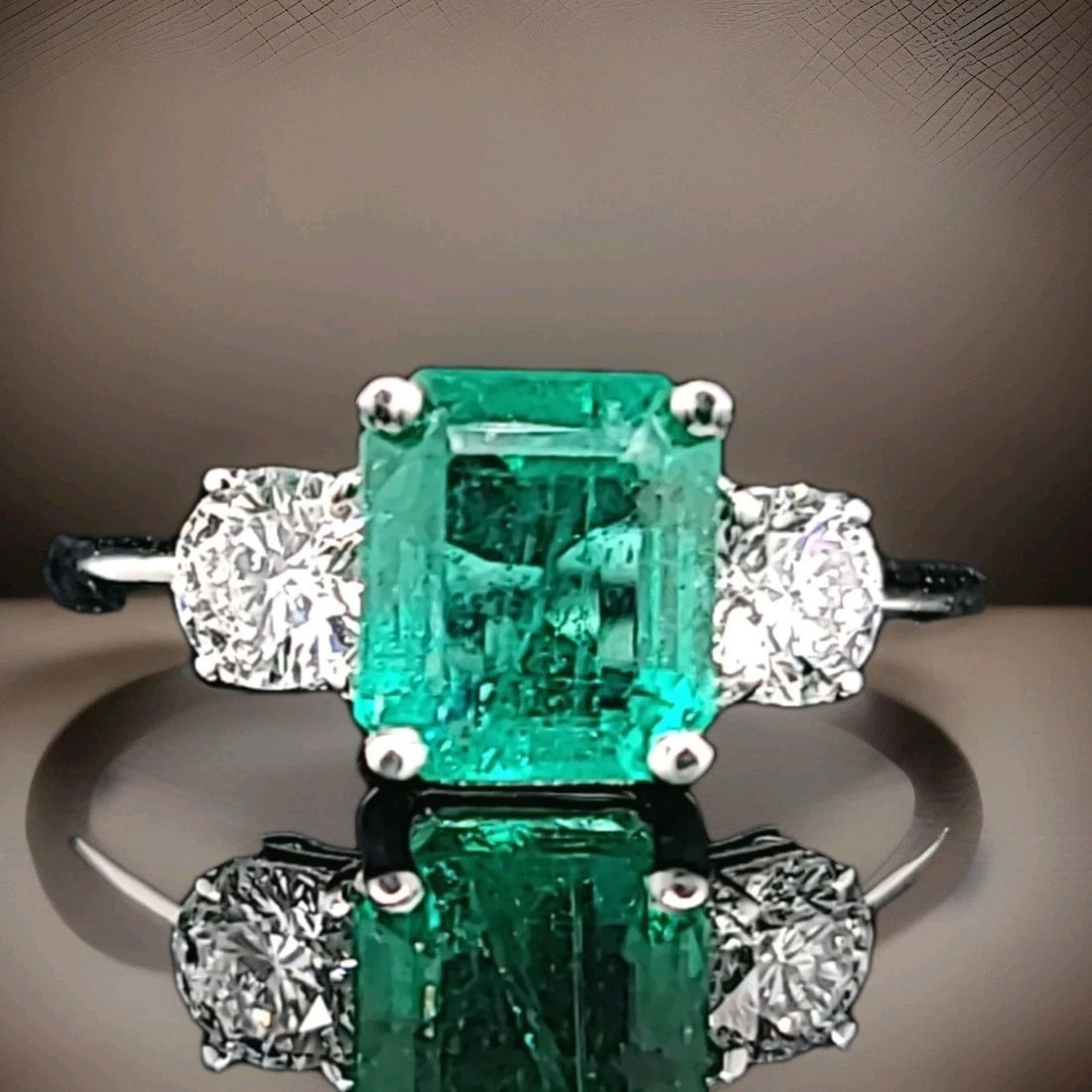 14K White Gold Engagement Ring RING 2.10CT.Natural Green Emerald GIA Cert: 14K WHITE GOLD ENGAGEMENT RING RING 2.10CT.NATURAL GREEN EMERALD GIA CERT GORGEOUS 14K white gold emerald engagement ring.Center natural green emerald weight 2.10ct. size 7.7x6.7mm GIA cert laboratory
