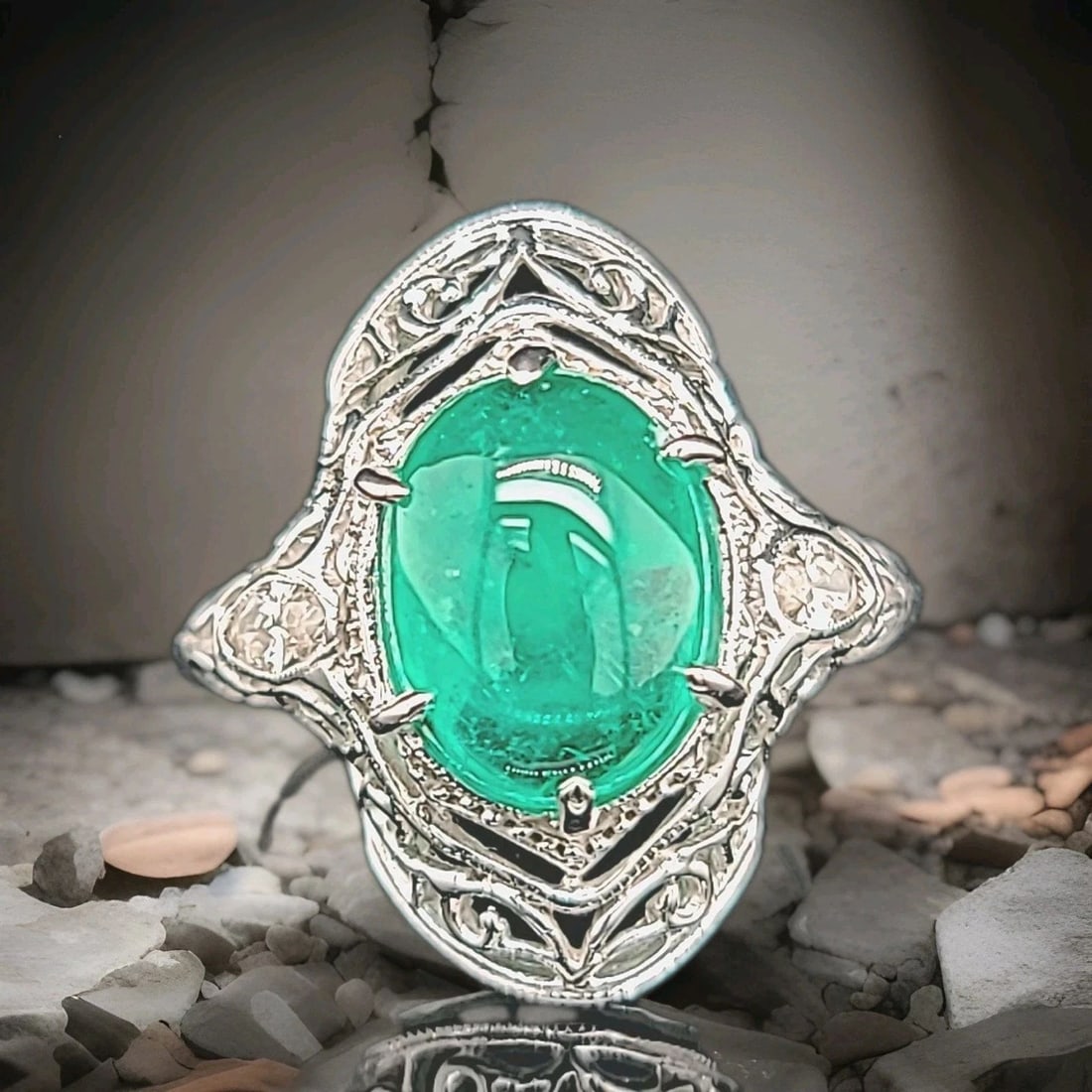 Vintage 14k white gold ring 3.58ct. cabochon natural green Colombia emerald: VINTAGE 14K WHITE GOLD RING 3.58CT. CABOCHON NATURAL GREEN COLOMBIA EMERALD Gorgeous vintage 14k white gold ring natural green cabochon oval emerald . Circ 1920's center set natural Colombia emerald i