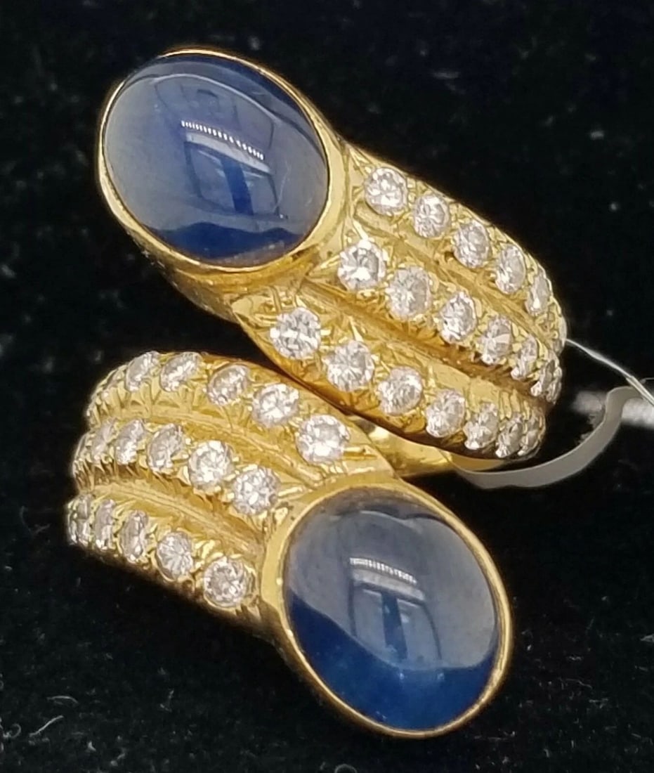 VINTAGE 18K YELLOW GOLD RING 5.50CT. NATURAL GEM BLUE SAPPHIRE CABOCHON: VINTAGE 18K YELLOW GOLD RING 5.50CT. NATURAL GEM BLUE SAPPHIRE CABOCHON Gorgeous Vintage 18k gold sapphire ring Set two center natural sapphire cabochon oval shape weight 4.25ct. size 10x8mm Very bril