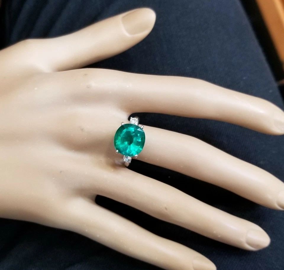 Platinum Engagement Ring 4.99CT.Gem Green Emerald Cushion Shape: PLATINUM ENGAGEMENT RING 4.99CT.GEM GREEN EMERALD CUSHION SHAPE GORGEOUS platinum ring green emerald cushion shape Center Gem lab grown emerald weight 4.99ct. size 11.6x11mm very nice rich green color