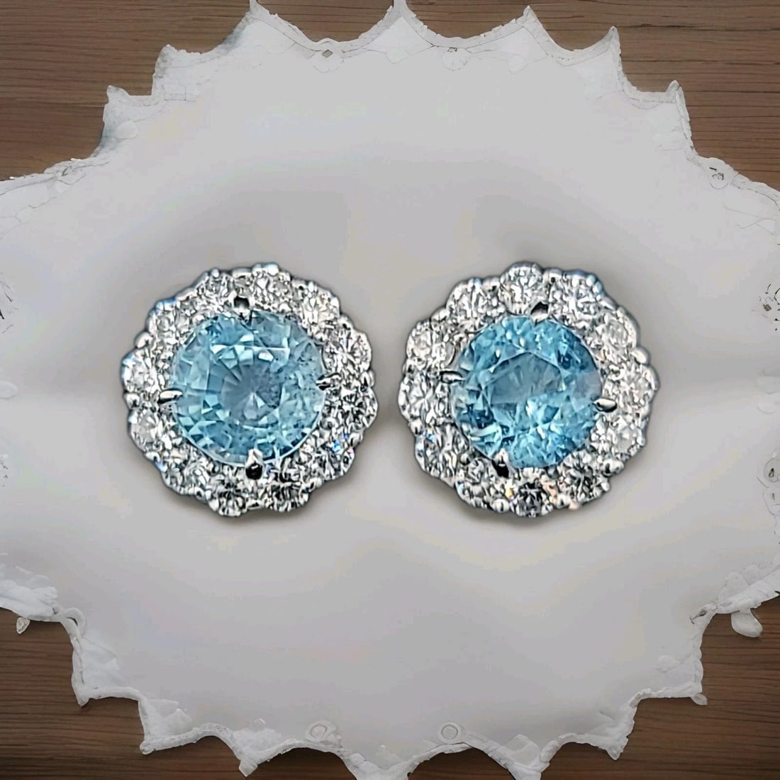 Natural Sky Blue Round Aquamarine Diamond Studs Earrings 4.64ct 14k White gold: NATURAL SKY BLUE ROUND AQUAMARINE DIAMOND STUDS EARRINGS 4.64CT 14K WHITE GOLD Presenting a pair of Gorgeous natural sky blue aquamarine 14k white Gold studs Earring. two centers sky blue aquamarine s