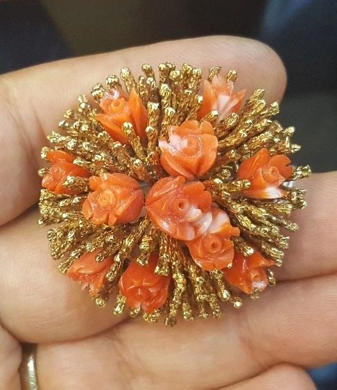 Vintage 18K Yellow Gold Flower Red Coral Brooch: VINTAGE 18K YELLOW GOLD FLOWER RED CORAL BROOCH Gorgeous Vintage 18K yellow Gold RED CORAL FLOWER brooch 11 NATURAL RED CORAL SET VINTAGE BROOCH brooch weighs 24.8grams. The measurements of the brooch