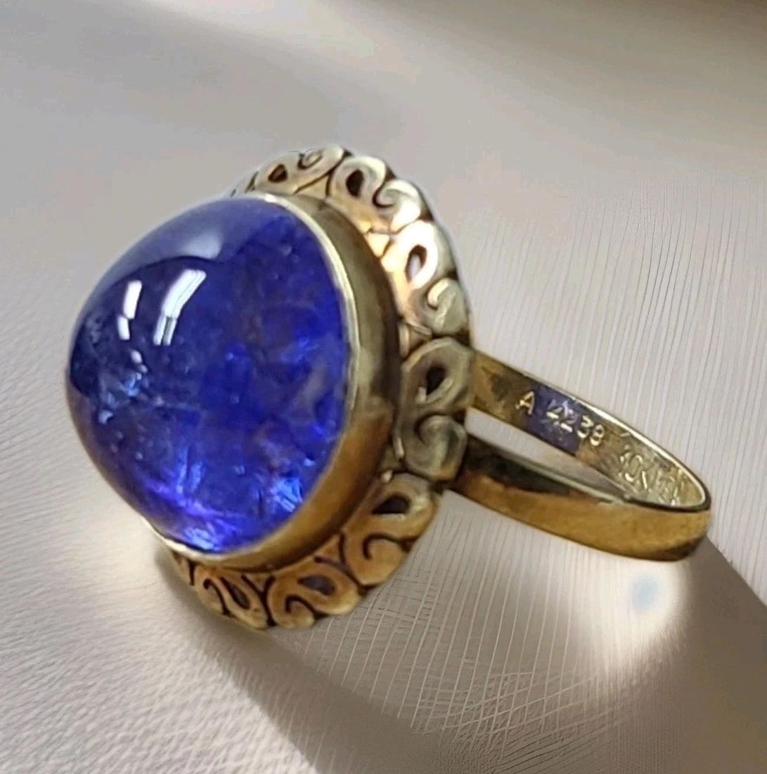 Vintage 10K Yellow Gold 13.32CT. Natural Tanzanite Cabochon Round Circ 1920's: VINTAGE 10K YELLOW GOLD 13.32CT. NATURAL TANZANITE CABOCHON ROUND CIRC 1920'S This vintage 10K yellow gold ring features a stunning 13.32CT natural Tanzanite cabochon in a round shape, making it a uni