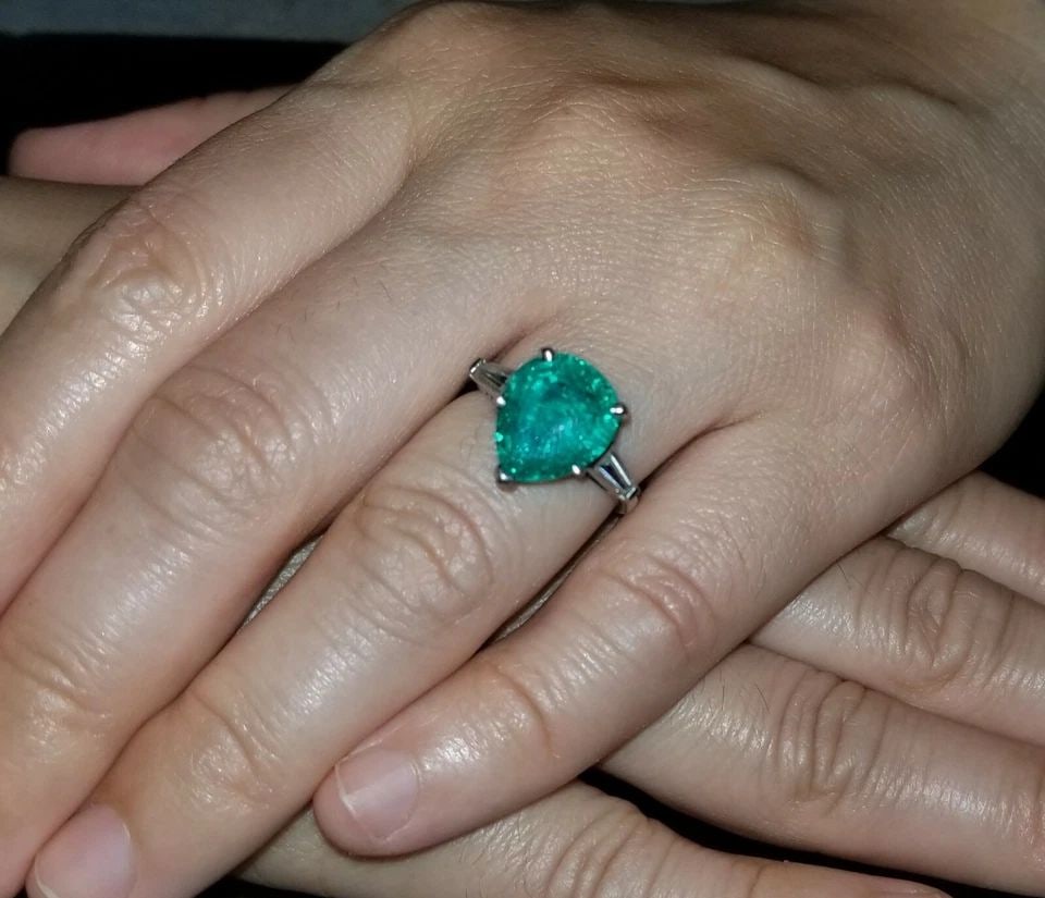 Vintage Platinum Engagement Ring 4.62ct.Lab Grown Green Emerald Pear Shape: VINTAGE PLATINUM ENGAGEMENT RING 4.62CT. COLOMBIA GREEN EMERALD PEAR SHAPE 1950' GORGEOUS VINTAGE PLATINUM ENGAGEMENT RING circ 1950's GREEN lab-grown Colombia color EMERALD IN PEAR shape weight 4.62c