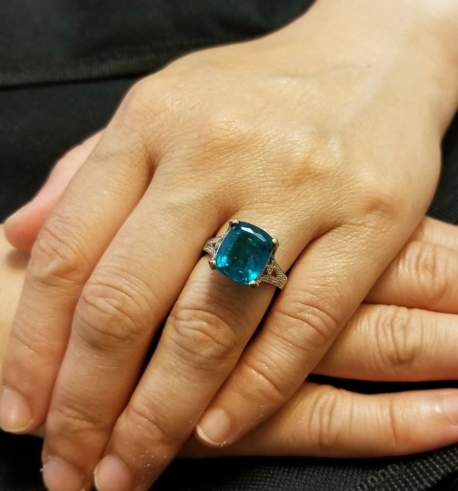 18K White Gold Engagement Ring 5.67CT. Lab-Grown Green Emerald Cushion Shape: 18K WHITE GOLD ENGAGEMENT RING 6.17CT. GEM GREEN EMERALD IN CUSHION SHAPE GORGEOUS 18K WHITE GOLD DIAMOND AND EMERALD ENGAGEMENT RING Center CUSHION SHAPE 5.67 CARAT SIZE 12x10 CENTER EMERALD center l