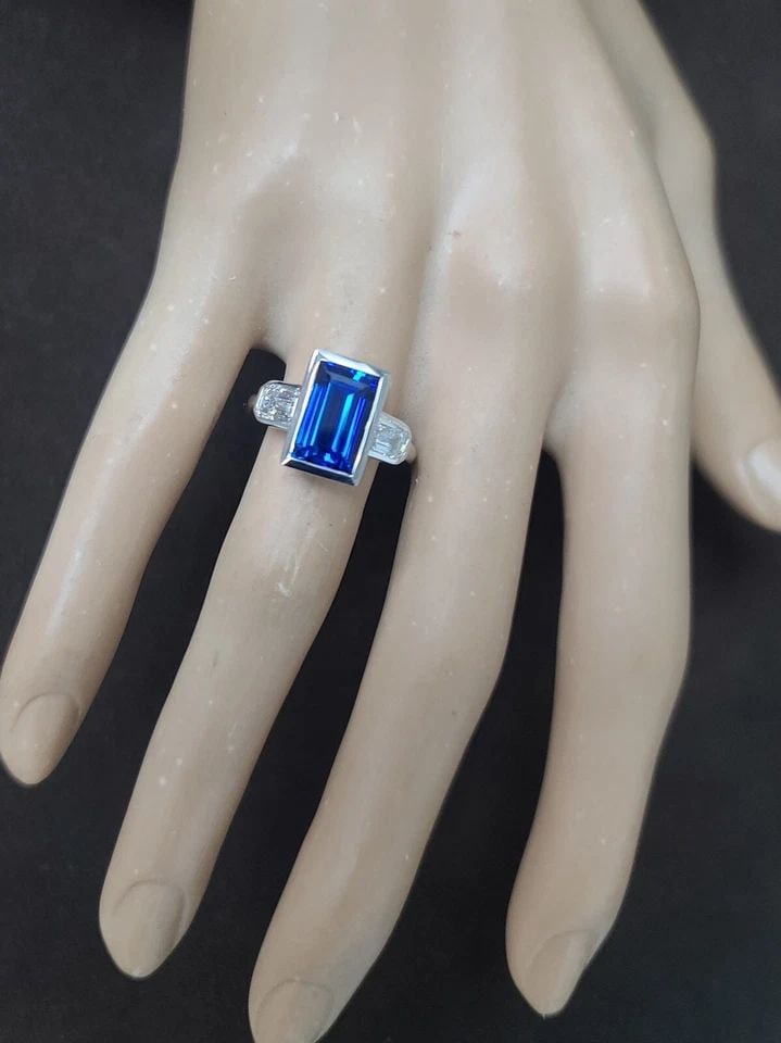 14K White Gold Italian Design 4.65CT. Gem Blue Sapphire Emerald Shape: 14K WHITE GOLD ITALIAN DESIGN 4.65CT. GEM BLUE SAPPHIRE EMERALD SHAPE Gorgeous 14k white gold blue sapphire in an emerald shape bezel setting. Center lab-grown sapphire weight 4.65ct. size 11x7mm very