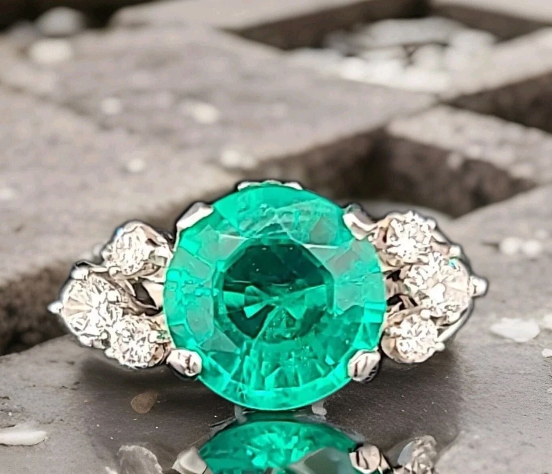 Vintage 14k White Gold Engagement Ring 3.05CT.Lab Grown Green Emerald Round Cut: VINTAGE 14K WHITE GOLD ÈNGAGEMENT RING 3.05CT. GEM ROUND GREEN EMERALD GORGEOUS Vintage 14K WHITE GOLD gem green lab grown emerald in round shape,center weight 3.05ct. size 10mm very nice rich vivid 