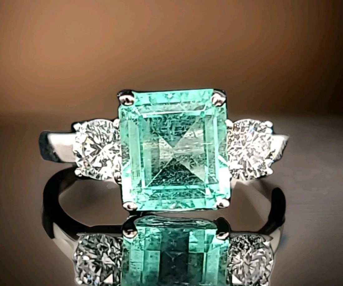 Vintage 14k White Gold Engagement Ring 2.49ct. Natural Green Colombia Emerald: VINTAGE 14K WHITE GOLD ENGAGEMENT RING 2.49CT. NATURAL GREEN COLOMBIA EMERALD GORGEOUS Vintage 14K WHITE GOLD three stone ring gem natural Colombia emerald in emerald shape center natural emerald weig