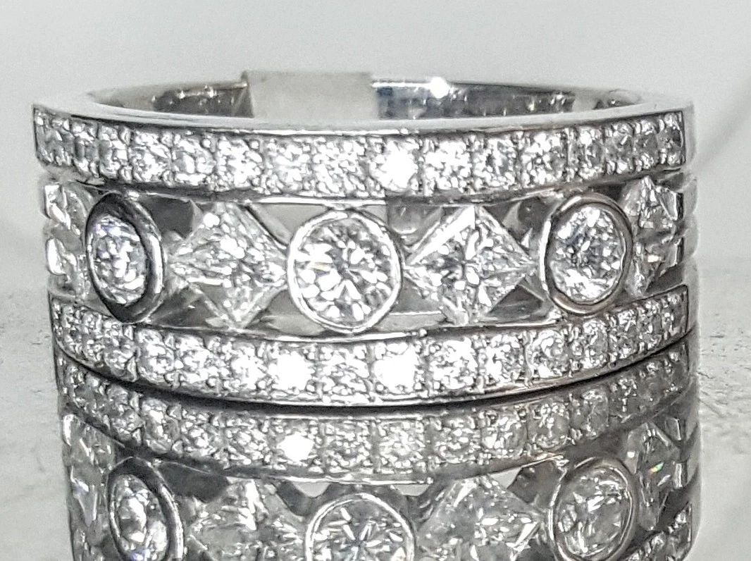 18k WHITE gold ring 1.90ct NATURAL DIAMOND SI1-H: 18K WHITE GOLD RING 1.90CT NATURAL DIAMOND SI1-H GORGEOUS 18k WHITE GOLD ring side set natural diamonds total weight 1.90ct SI1-H beautiful setting ,very lively diamonds .white bright stones ,very cle