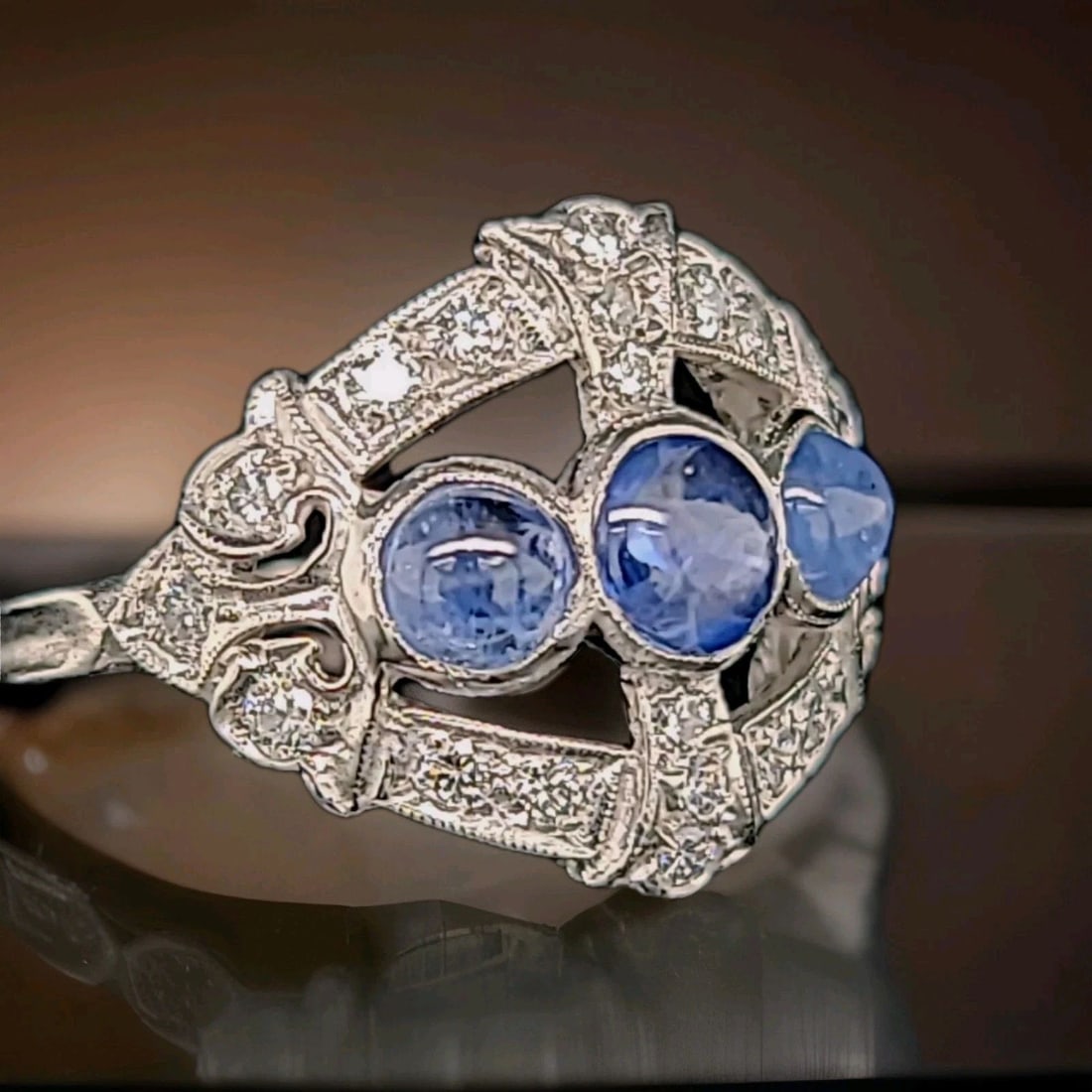 Vintage Platinum Ring 1.35CT. Natural Blue Sapphire cabochon round circ 1930's: VINTAGE PLATINUM RING 1.35CT. NATURAL BLUE SAPPHIRE CABOCHON ROUND CIRC 1930'S This Vintage Platinum Ring from the 1930s features a stunning natural blue sapphire cabochon as the main stone, with a to