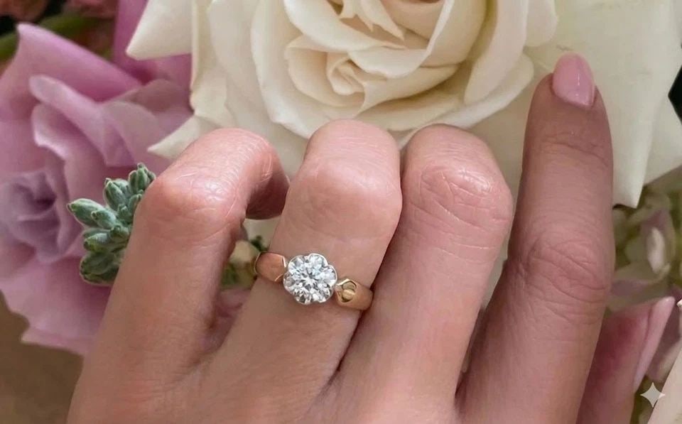 14k Rose White Gold Vintage Engagement Ring 0.82ct.Natural Round Cut Diamond: 14K ROSE WHITE GOLD VINTAGE ENGAGEMENT RING 0.82CT.NATURAL ROUND CUT DIAMOND A stunning vintage engagement ring from the 1930s, beautifully crafted in 14K rose and white gold. This timeless piece show