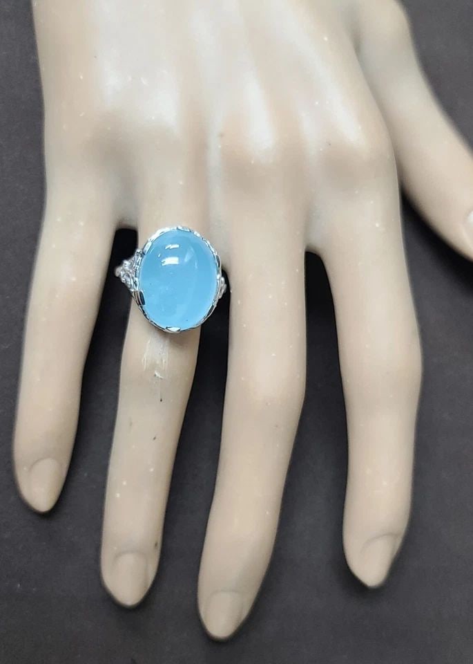 Vintage 14K White Gold ring 14.75ct. Natural blue chalcedony oval shape: VINTAGE 14K WHITE GOLD RING 14.76CT. NATURAL BLUE CHALCEDONY OVAL SHAPE This vintage 14K white gold ring features a beautiful oval-shaped cabochon natural blue chalcedony gemstone. The solitaire with 