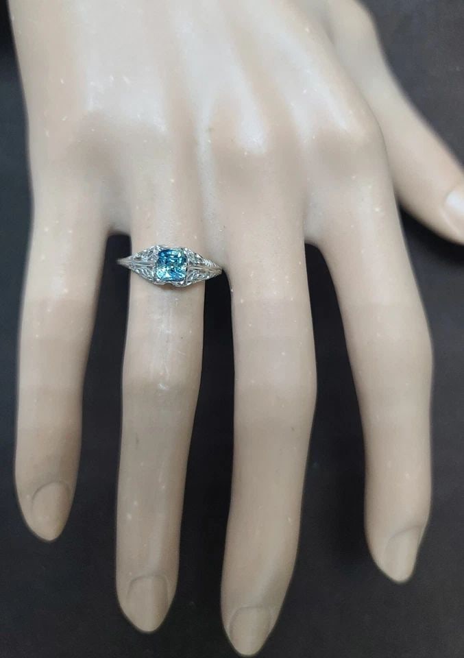 14k White Gold Vintage Filigree Engagement Ring 0.89ct.Natural Teal Sapphire: 14K WHITE GOLD VINTAGE FILIGREE ENGAGEMENT RING 0.89CT.NATURAL TEAL SAPPHIRE Gorgeous 14k white gold Engagement ring antique filigree art deco ring set natural teal Sapphire circ 1920's center set nat
