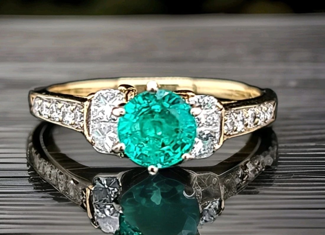 18K Yellow Gold Emerald & Diamond Ring – Natural 0.92ct Green Emerald Round Cut: 18K YELLOW GOLD RING 0.92CT. NATURAL GREEN EMERALD ROUND SHAPE Gorgeous 18k Yellow gold ring natural green Emerald, Center round shape weight 0.92ct. size 5.9m very nice rich medium green color nice l