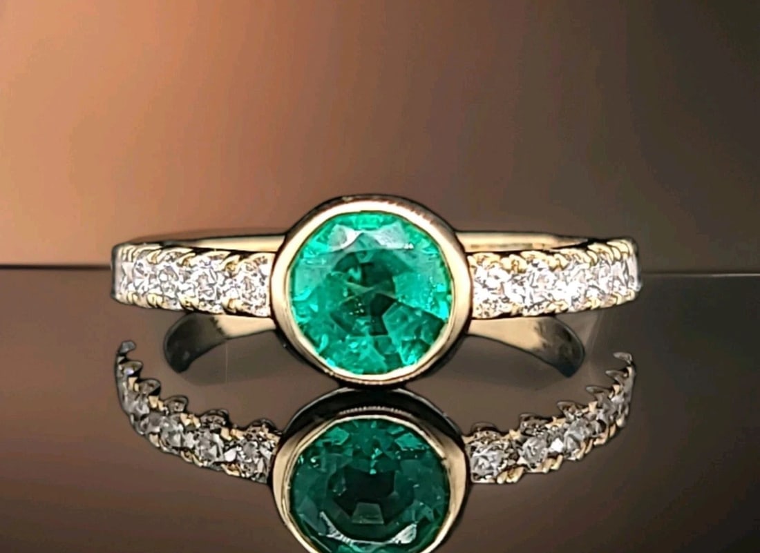 18K Yellow Gold Natural Green Emerald & Diamond Ring – 0.92 CT: 18K YELLOW GOLD RING 1.22CT. NATURAL GEM GREEN ROUND SHAPE Gorgeous 18k Yellow gold ring natural green Emerald, Center round shape weight 0.92ct. size 5.9m very nice rich medium green color nice luste