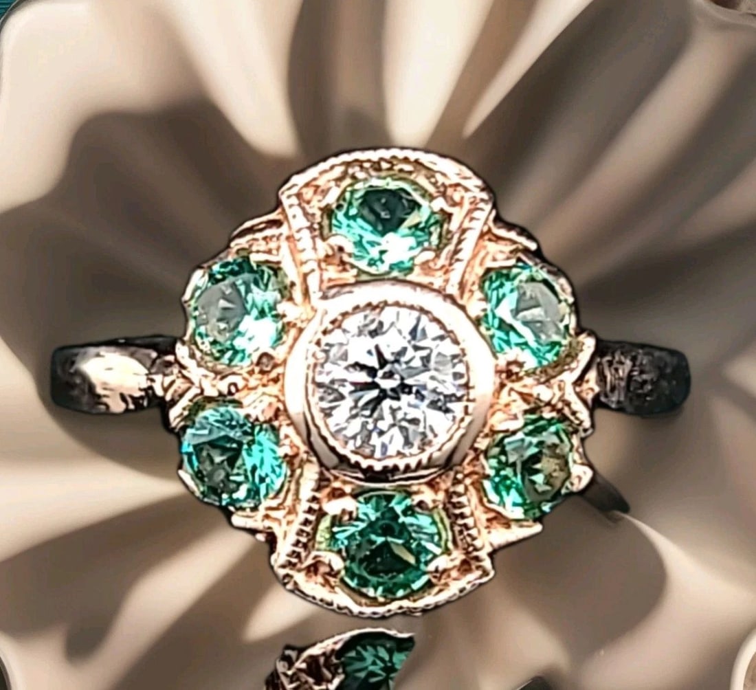 Vintage 14k rose gold 1.30ct natural round Diamond emerald ring SI1-H: VINTAGE 14K ROSE GOLD 1.30CT NATURAL ROUND DIAMOND EMERALD RING SI1-H This exquisite vintage ring, circa 1940s, is finely crafted in 14K rose gold, showcasing timeless elegance and exceptional craftsm