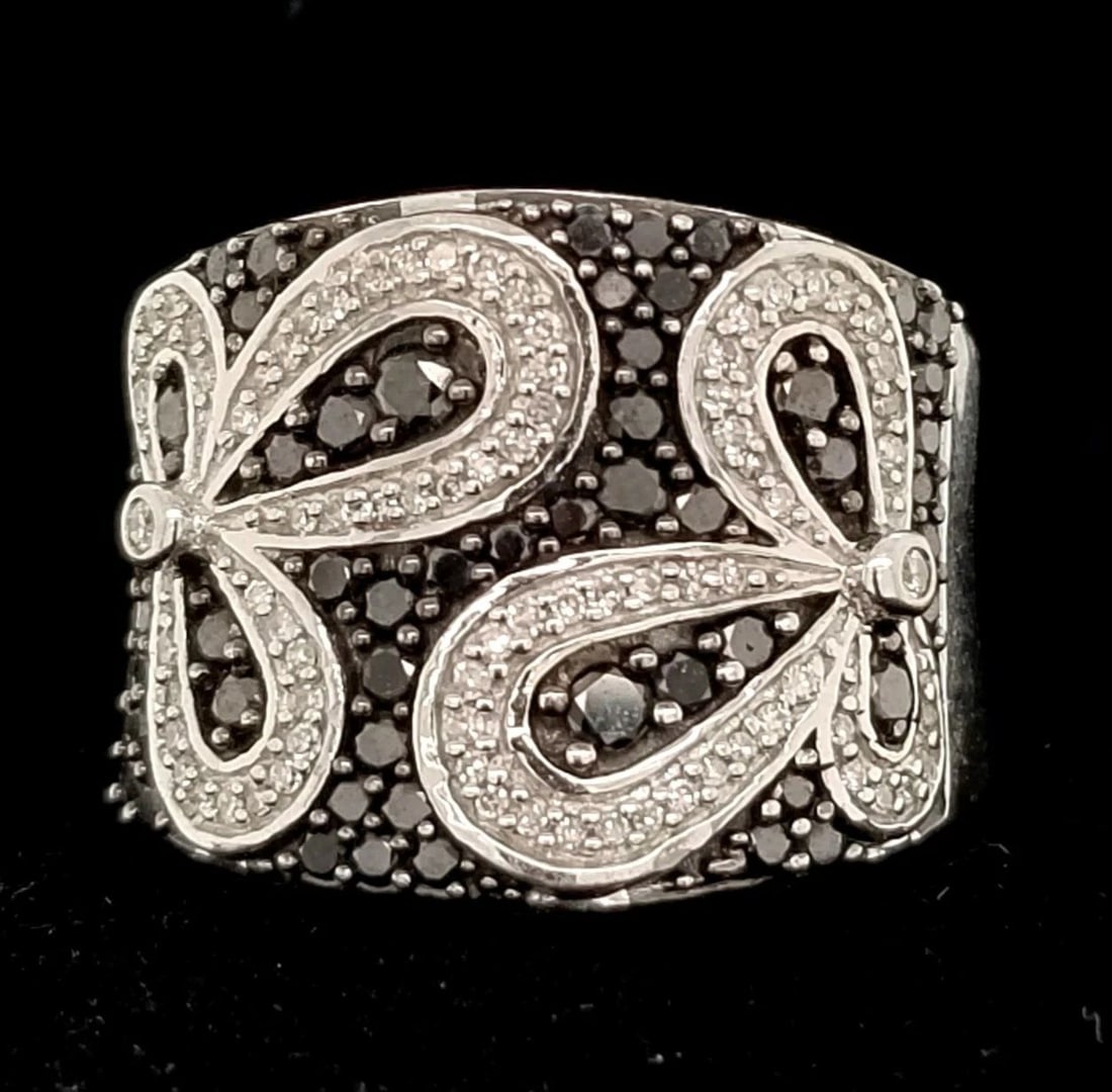 14k WHITE gold ring 1.45ct NATURAL DIAMOND SI1-H: 14K WHITE GOLD RING 1.45CT NATURAL DIAMOND SI1-H GORGEOUS 14k WHITE GOLD ring set Natural round black diamond total weight 1.00ct . Set natural white diamond weight 0.45ct. beautiful setting ,very liv
