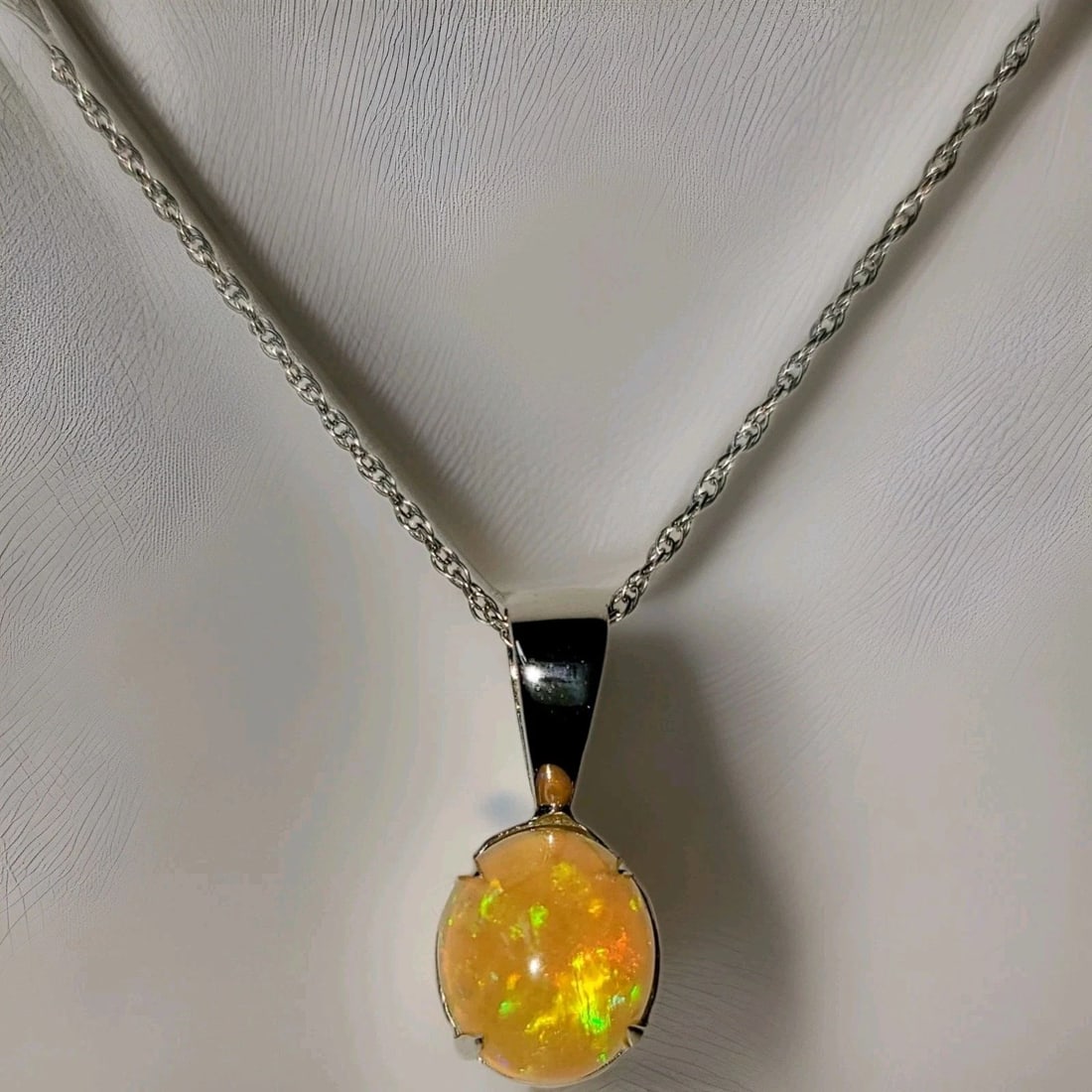 Vintage 14k White Gold Necklace Pendant Natural Opal 4.95ct. Oval Cabochon: VINTAGE 14K WHITE GOLD NECKLACE PENDANT NATURAL OPAL 4.95CT. OVAL CABOCHON Gorgeous vintage 14k white gold natural opal pendant necklace in 16 inch long. center natural opal the multie colors oval cab