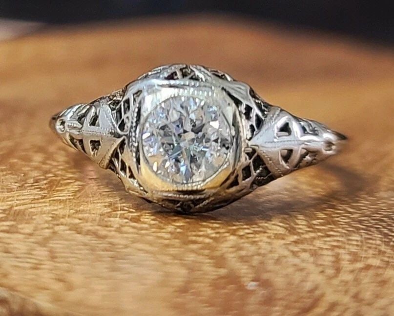 14k White Gold Vintage Filigree Engagement Ring Natural Round Diamond 0.52ct: 14K WHITE GOLD VINTAGE FILIGREE ENGAGEMENT RING NATURAL ROUND DIAMOND 0.52CT Stunning Vintage Art Deco filigree round cut natural Diamond 14k white gold engagement ring circ 1930's center natural roun