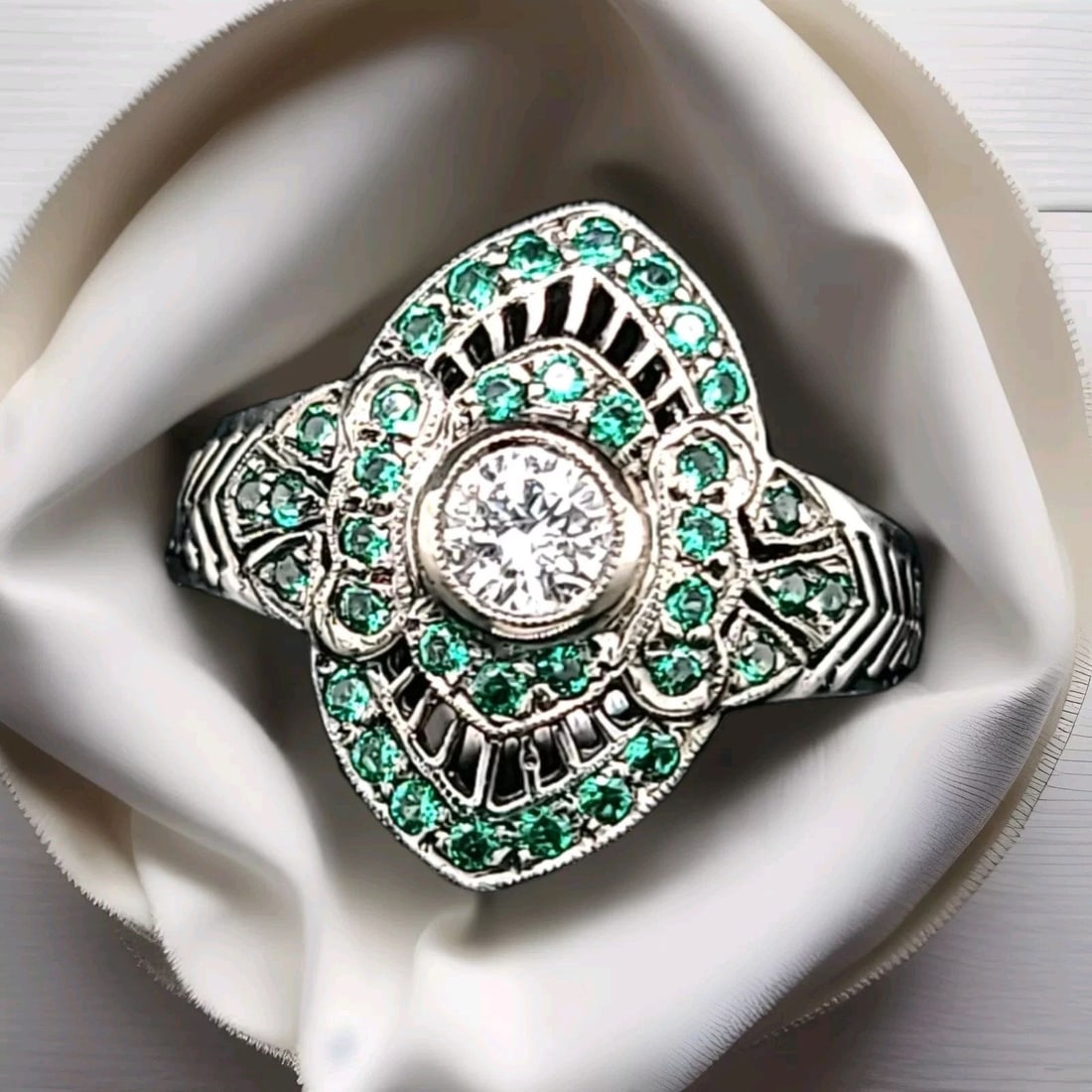 Vintage 14k White Gold 0.92CT. Natural Old Euro Cut Diamond Green Emerald: VINTAGE 14K WHITE GOLD 0.92CT. NATURAL OLD EURO CUT DIAMOND SI1-H GORGEOUS 14K WHITE GOLD Vintage diamond ring center Natural European cut diamond weight 0.45ct. size 3.9mm SI1-H clean, lively,amazing