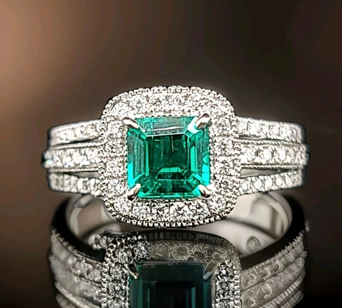 14K WHITE GOLD ENGAGEMENT RING 0.96CT.GEM GREEN EMERALD: 14K WHITE GOLD ENGAGEMENT RING 0.96CT.GEM GREEN EMERALD GORGEOUS Vintage 14K WHITE GOLD engagement ring gem emerald in emerald shape center lab flux growth emerald weight 0.96ct. size 6.5x6.5mm very n