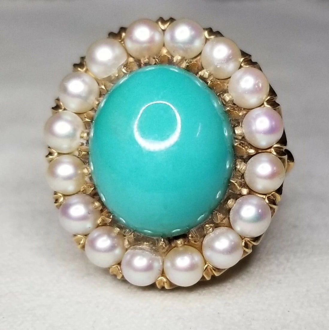 VINTAGE 14K YELLOW GOLD RING 7.65CT. NATURAL TURQUOISE: VINTAGE 14K YELLOW GOLD RING 7.65CT. NATURAL TURQUOISE VINTAGE 14K YELLOW GOLD NATURAL BLUE TURQUOISE CENTER SET NATURAL TURQUOISE OVAL SHAPE WEIGHT 7.65ct.size 14X12 Side SET 16 NATURAL PEARLS SIZE 4