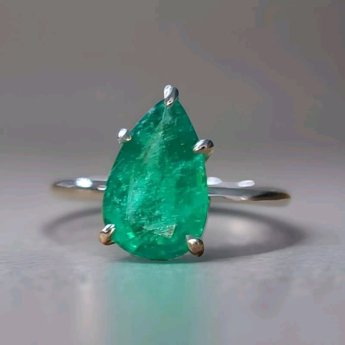 Vintage 14k White Gold Engagement Ring 2.09CT.Natural Green Emerald Pear Shape: VINTAGE 14K WHITE GOLD ENGAGEMENT RING 2.09CT.NATURAL GREEN EMERALD PEAR SHAPE This stunning vintage 14k white gold ring features a beautiful natural green emerald in a pear shape. The gemstone has be