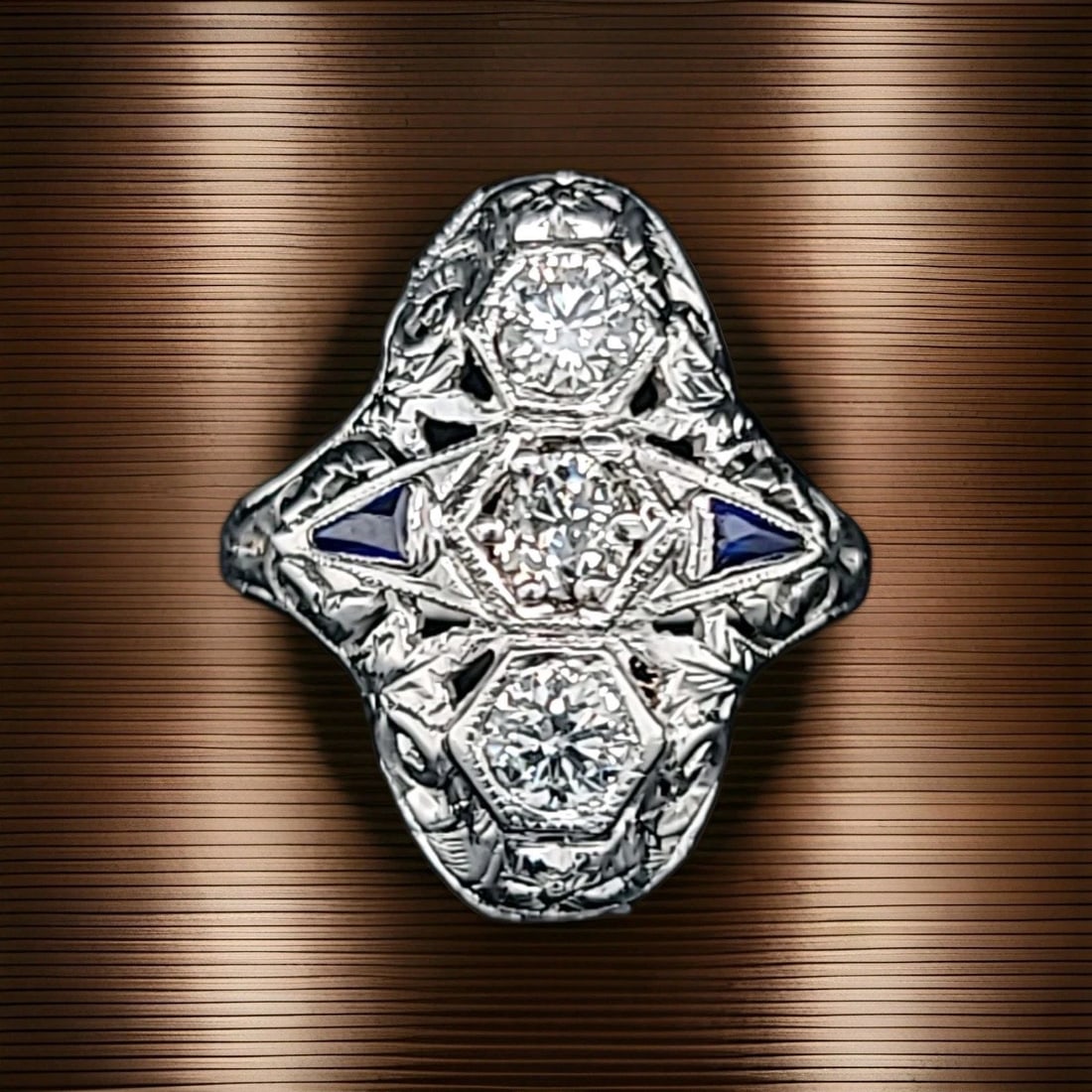 18k White Gold Art Deco Filigree Ring 0.55ct Old Mine Cut Round Diamond: 18K WHITE GOLD ART DECO FILIGREE RING 0.55CT OLD MINE CUT ROUND DIAMOND Gorgeous Vintage art deco filigree 18k white gold ring natural old mine cut Diamond circ 1930's Set three center old mine cut na