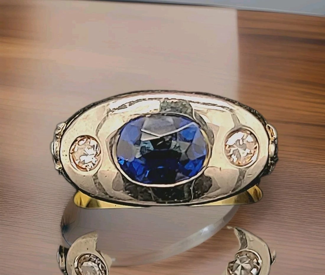 Vintage 14K Multi-tone Gold Ring 1.65CT. Natural Blue Sapphire Oval Shape: VINTAGE 14K MULTI-TONE GOLD RING 1.65CT. NATURAL BLUE SAPPHIRE OVAL SHAPE VINTAGE 14K GOLD RING GEM BLUE SAPPHIRE RING CENTER NATURAL BLUE TREATED DIFFUSED SAPPHIRE IN OVAL SHAPE WEIGHT 1.65CARAT SIZE