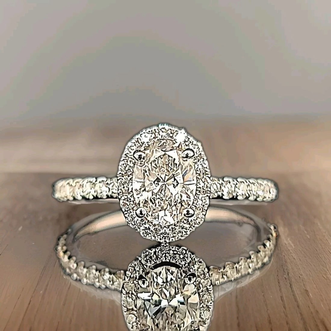 18k White Gold Lab-grown 0.85ct. Oval Shape Diamond Engagement Ring: 18K WHITE GOLD OVAL SHAPE DIAMOND ENGAGEMENT RING 0.85CT SI1-G GORGEOUS engagement Ring 18k white gold diamond Ring center lab grown diamond oval shape weight 0.85ct size 6.8mmx5mm SI1-G side natural 
