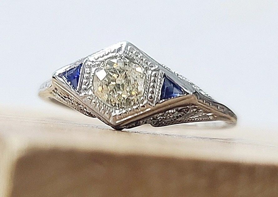 18k white Gold Vintage Engagement Ring 0.49ct Natural Euro Cut Diamond: 18K WHITE GOLD VINTAGE ENGAGEMENT RING 0.49CT NATURAL EURO CUT DIAMOND Gorgeous Vintage art deco filigree 18k white gold engagement ring circ 1930s center natural round euro cut diamond weight 0.49ct 